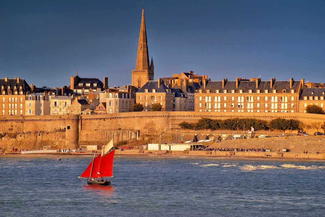 Saint-Malo en Bretagne au bord de la mer